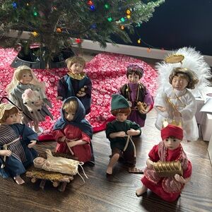 The Ashton Drake Gallerie Nativity Scene Collector 8 Doll set